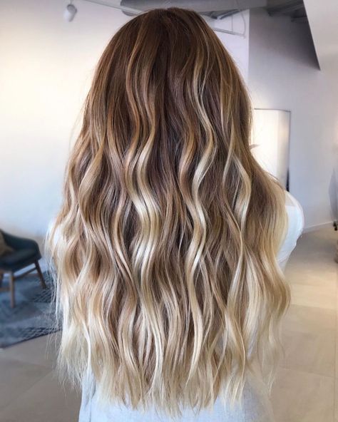 Beach Waves Long Hair, Beach Waves Hair, Hair Lights, Waves Hair, Beach Wave Hair, Easy Hairstyles For Medium Hair, Hair Color Techniques, Peinados Fáciles Para Cabello Corto, Hair Color Highlights