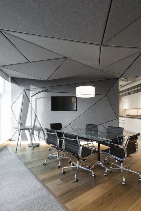 Workspace with geometric ceilings                                                                                                                                                                                 More Meeting Room Design, Office Ceiling, Cozy Office, Office Meeting Room, Modern Office Design, Corporate Interiors, Home Luxury, Industrial Table, Workspace Design