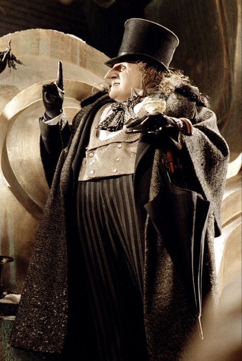 Danny DeVito Penguin The Penguin Wallpaper, Penguin Costume Batman, Batman Villain Costumes, Danny Devito Penguin, Batman Returns Penguin, Batman Makeup, The Penguin Batman, Batman Returns 1992, Tim Burton Batman