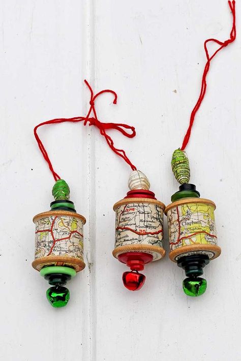 Map Decorations, Vintage Spools, Christmas Ornament Ideas, Displaying Kids Artwork, Craft Bells, Vintage Christmas Lights, Road Maps, Spool Crafts, Map Ornaments