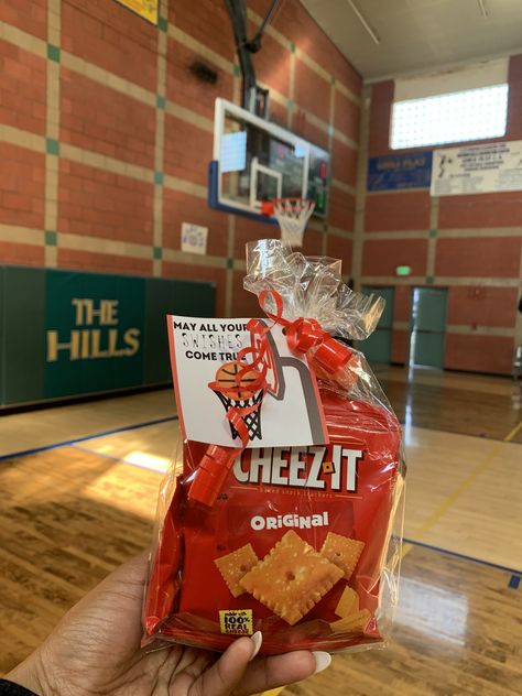 Basketball Team Snacks, Basketball Team Treats, Basketball Classroom, Basketball Snacks, Team Snacks, Christmas Goodie Bags, Basketball Decorations, Basketball Party, Basketball Theme