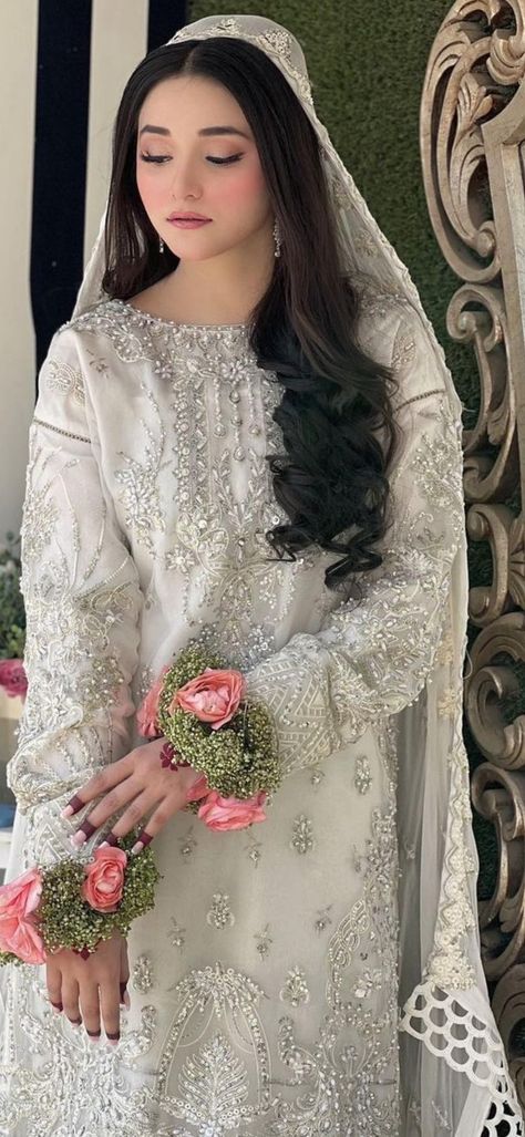 Punjabi Clothes, Pakistani Engagement Dresses, Simple Engagement Dress, Bridesmaids Saree, Baat Pakki, Nikkah Outfit, Engagement Looks, Asian Bridal Wear, Engagement Dress For Bride