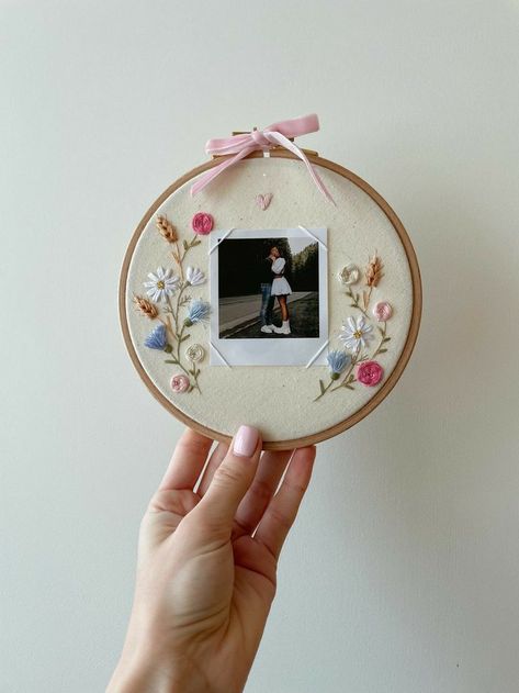 Diy Pillow Embroidery, Diy Christmas Gifts Embroidery, Embroidery For Gift, Embroidery Hoops Designs, Poloroid Holder Embroidery, Hand Embroidery Wall Art, Wall Embroidery Art, Picture Embroidery Ideas, Embroidery With Photo