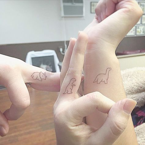 Tattoo Placements, Tato Henna, Dinosaur Tattoos, Tattoo Trend, Sibling Tattoos, Bff Tattoos, Friendship Tattoos, Best Friend Tattoos, Sister Tattoos