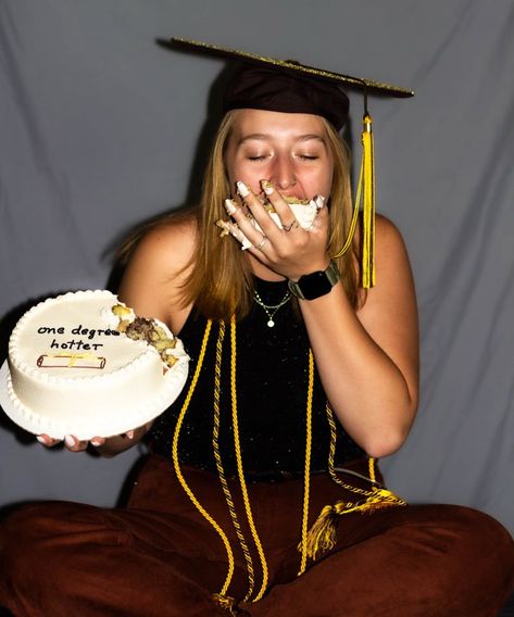 Graduation Smash Cake, Graduation Cake Photoshoot, Funny Senior Picture Ideas, Graduation Pictures Unique, Creative Shots For Graduation Ideas, Creative Shot Ideas, Creative Graduation Photoshoot Ideas, Funny Graduation Photos, Unique College Graduation Pictures