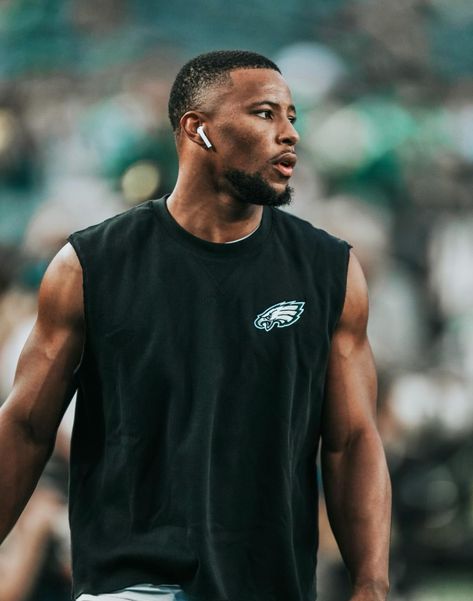 Philly Eagles, Saquon Barkley, Nfl Philadelphia Eagles, Sports Boys, Football Pictures, Smash Cake, Back To Work, Philadelphia Eagles, Nfl Football