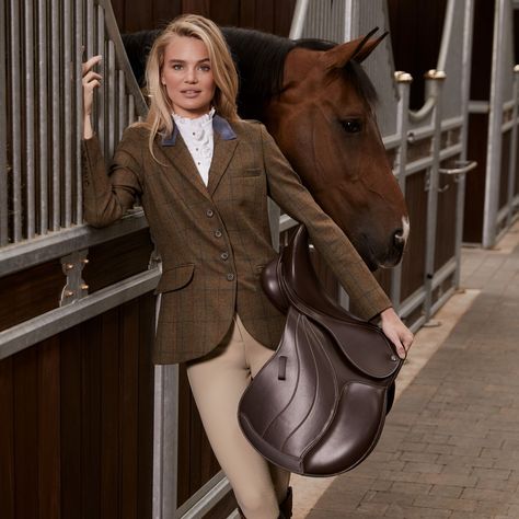 Holland Cooper Tweed 🧵🐴 Steal the show in the Tweed Riding Jacket from Holland Cooper... ✅ Crafted from the finest Scottish tweed ✅ Branded faux horn buttons ✅ Flattening angled jetted hip pockets Take a closer look at 👉 randrcountry.com #randrcountry #hollandcooper #hcmoments #tweedjacket #showing #hollandcoopertweed #hctweed #luxury #countryclothing #shopping Scottish Tweed, Holland Cooper, Riding Jacket, Outfit Shop, Show Jumping, Branded Sweatshirts, Country Outfits, Tweed Jacket, Horn