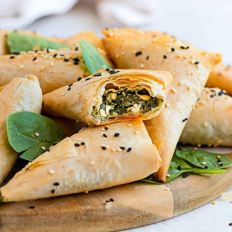 Spanakopita Triangles Recipe, Spanakopita Triangles, Filo Dough, Slow Cooker Meat, Phyllo Dough Recipes, Greek Appetizers, Meat Sauce Recipes, Filo Pastry, Phyllo Dough