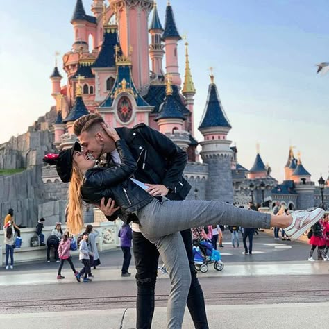 Couples Disneyland, Disneyland Couples Pictures, Disney Çiftleri, Photos Couple Mignon, Disney Poses, Disney Picture Ideas, Paris Couple, Disneyland Photos, Disney Photo Ideas