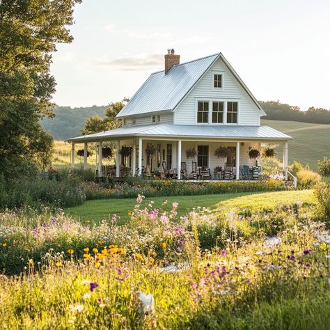 Farmhouse In Country, Beautiful Southern Homes, Small Old Farmhouse Exterior, White Country Home Exterior, Texas Farmhouse Aesthetic, Farmhouse On Land Country Living, 1930s Farmhouse Exterior, Farm Aesthetic Country Living House, Barndominium Cottage Style