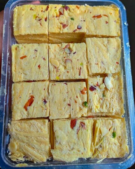 Sweets Diwali Snap, Indian Sweets Aesthetic, Indian Sweets Photography, Diwali Sweets Photography, Aesthetic Desi Food Pictures, Indian Food Aesthics, Soan Papdi, Sweets Photography, Eating Food Funny