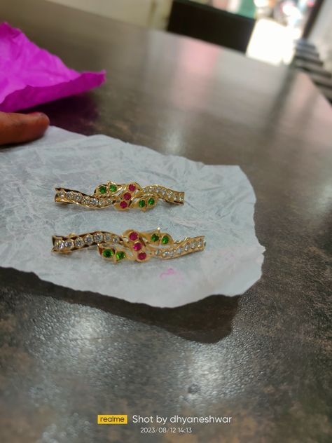 Gold Hair Pins Indian, Gold Jewellery Indian, Saree Pins, Gold Hair Pins, Baby Jewellery, Kids Jewellery, Hair Slides, Gold Bangles For Women, Gold Hair Pin