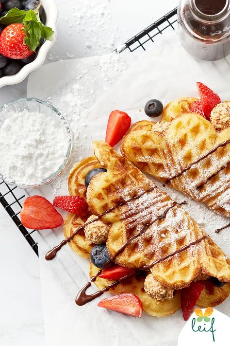 Zwei geklappte Waffeln mit Füllung aus Erdbeeren, Heidelbeeren und Giotto Kugeln. Bestreut mit Puderzucker und Schokocreme. Summer Food, I Want To Eat, Aesthetic Food, Summer Recipes, Healthy Food, Diner, Healthy Lifestyle, Good Food, Food And Drink