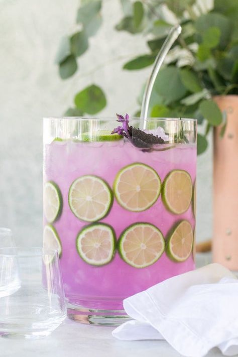 16 Big-Batch Cocktail Recipes Perfect For Summer Parties Easter Punch Recipes, Lavender Gin, Batch Cocktail Recipe, Wine Punch, Vodka Punch, Easy Punch Recipes, Easy Punch, Purple Cocktails, Butterfly Pea Tea