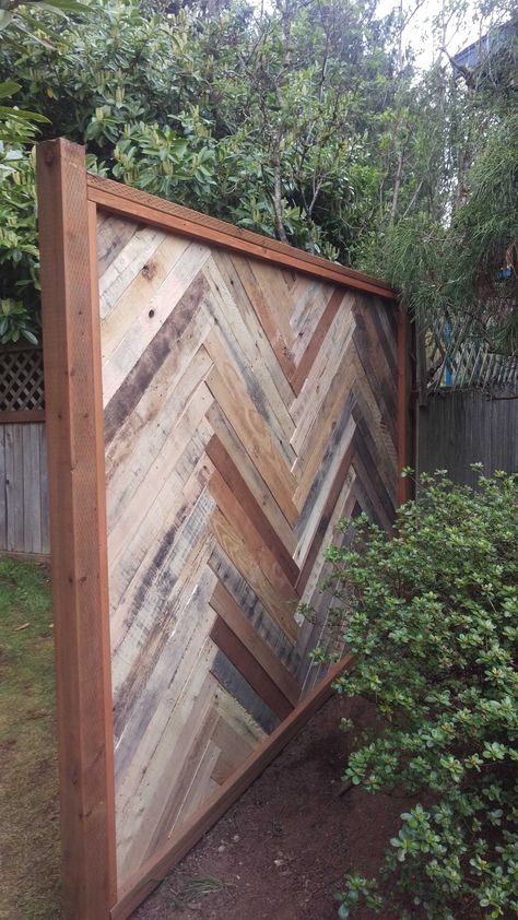 #Backyard, #Chevron, #Garden, #PalletFence, #RecyclingWoodPallets I made this section of fence out of the slats of eight pallets, a 10' 4"x4" treated post, two 8' (approximate) 2"x4" treated boards, and approximately 50' of 1"x1" treated boards around the perimeters and a box of #8x1 1/4" screws. I spent a fair Privacy Backyard, Cheap Privacy Fence, Privacy Fence Designs, Backyard Fence, Pallet Fence, Backyard Privacy, Privacy Fences, Privacy Walls, Privacy Screen Outdoor