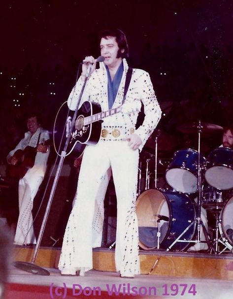 Elvis Wallpaper, Elvis Presley Concerts, Elvis Jumpsuits, Elvis In Concert, Elvis Presley Photos, March 8, Music Legends, Graceland, Classic Hollywood