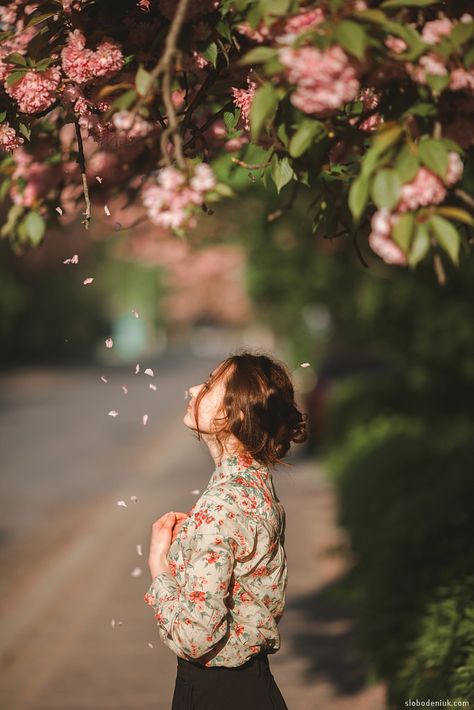 Shoot Poses, Spring Photoshoot, Flower Photoshoot, Sakura Tree, Tree Photography, Portrait Photography Poses, Spring Photography, Photography Poses Women, Shooting Photo