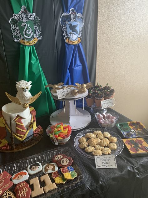 Harry Potter Dessert Table Ideas, Harry Potter Desert Table, Harry Potter Dessert Table, Table Food Ideas, Harry Potter Theme Birthday Party, Harry Potter Desserts, Harry Potter Birthday Party Ideas, Pumpkin Pasties, Harry Potter Theme Birthday