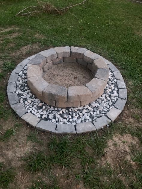 Base For Fire Pit, Simple Firepits Backyard Ideas, Diy Bonfire Pit Cheap Backyard Ideas, Affordable Fire Pit Ideas, Jardines Exteriores Ideas Design, Garden Fireplaces Outdoor, Diy Fire Pit Ideas Backyard, Gas Fire Pit Ideas Backyard, Simple Fire Pit Ideas