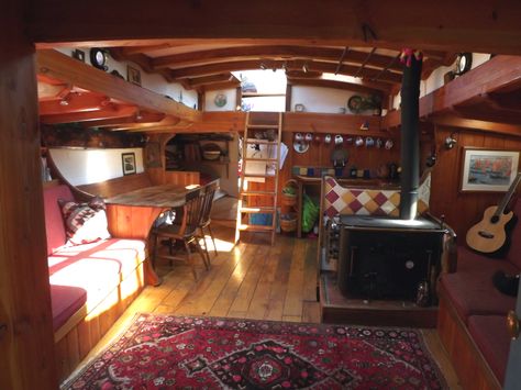 Living On Boat, House Boat Aesthetic, Boathouse Aesthetic, House Boat Interior, Boathouse Interior, Ship Bathroom, Houseboat Interiors, Boat Homes, Ship Interior