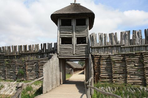 Slavic Architecture, Medieval Interior, Wooden Fort, Fort Ideas, Green Knight, Medieval Fortress, Fantasy Authors, Old Fort, Fantasy Castle