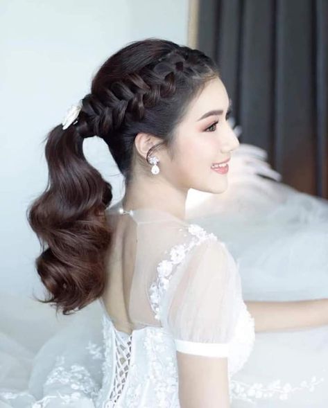 Hair Styles For Join Wedding, Model Sanggul Modern Simple, Hairdo Wisuda, Hairdo Simple, Sanggul Modern, Hair Stayl, Hairstyles For Gowns, Cute Ootd, Modern Kebaya