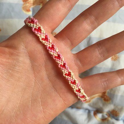 Thread Keychain Pattern, Simple Friendship Bracelet Patterns, Brazilian Bracelet, Crochet Bracelets, Cool Friendship Bracelets, Crochet Bracelet Pattern, Friendship Bracelet Patterns Easy, Yarn Bracelets, Bracelets Tutorial