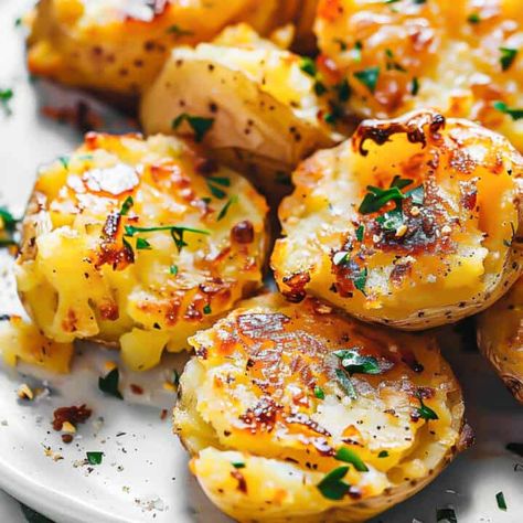 Easy Crispy Garlic Smashed Potatoes - Savvy Bites Crispy Garlic Parmesan Crusted Potatoes, Mini Smashed Potatoes Recipe, Smashed Garlic Parmesan Potatoes, Smashed Potatoes Pioneer Woman, Smashed Mini Potatoes, Savvy Bites, Crispy Potato Bites, Garlic Smashed Potatoes, Parmesan Crusted Potatoes