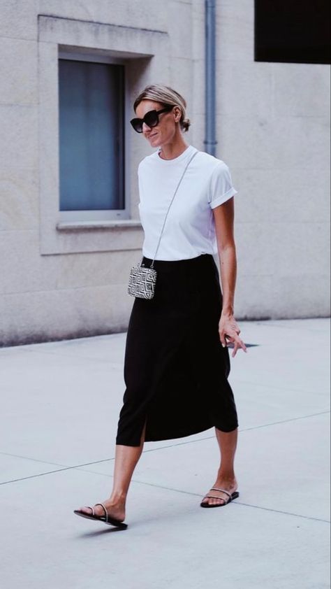 This monochrome look is so elegant and timeless. Love those sandals too. Go to tillysveaas.co.uk to just add some sustainable sterling silver or gold plate fine or chunky jewellery... Style up, syle down💥 Mode Over 50, Svarta Outfits, White Outfits For Women, Rok Outfit, Black White Outfit, 여름 스타일, Mode Boho, Mode Casual, Modieuze Outfits