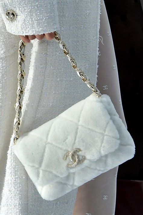 Tas Lv, Tas Bahu, Chanel 19, Luxury Bags Collection, Aesthetic Bags, Mode Chanel, White Purse, Girly Bags, Luxury Purses