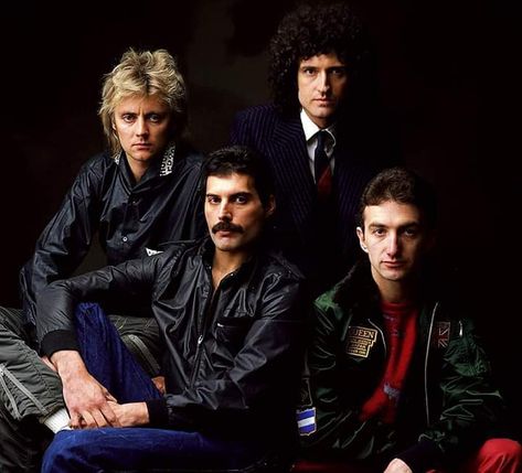 1981 - Queen in a photo session for 'Greatest Hits' cover Photo taken by ©Lord Snowdon Queen Greatest Hits, Bonnie Tyler, A Night At The Opera, Steve Vai, Freddy Mercury, Roger Taylor, We Will Rock You, Queen Pictures, Queen Freddie Mercury