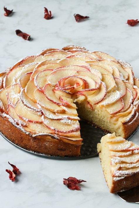 An easy and elegant Apple Rose Cake that is sure to impress your guests. With a moist crumb, speckled with shredded apples and topped with more slices of apples to form an edible rose. #applecake #elegantcake #easycakerecipe Pretty Apple Desserts, Fancy Apple Desserts, Apple Cake Decoration, Food Roses, Rose Apple Tart, Apple Pasta, Rose Cake Recipe, Apple Rose Pie, Apple Rose Tart