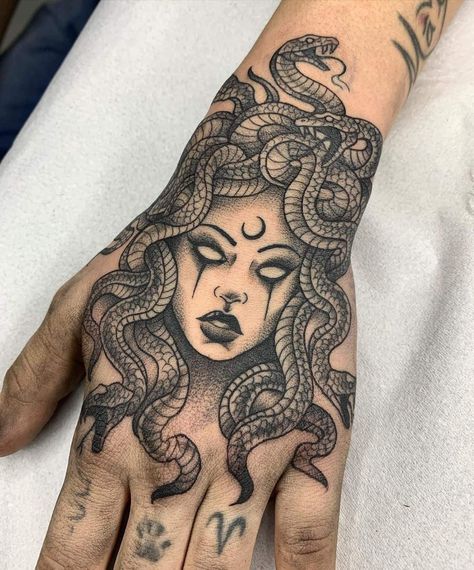 bold Tattoo Main, Medusa Tattoo Design, Tato Henna, Cute Hand Tattoos, Hand And Finger Tattoos, Pretty Hand Tattoos, Inspiration Tattoos, Tattoos Geometric, Medusa Tattoo