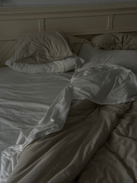 Unmade Bed, Bed Aesthetic, Messy Bed, Sleep Early, Laying In Bed, Black Butler Kuroshitsuji, Hotel Bed, Boys Bedding, One Bed