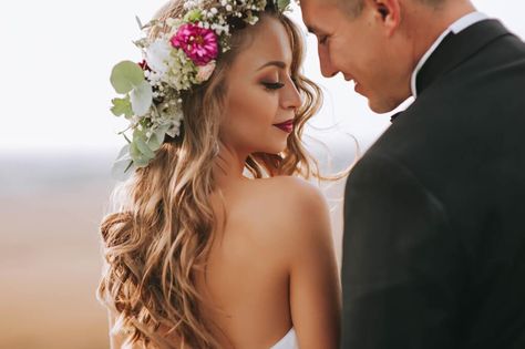 Let's talk about Flower Crowns! John and Victoria Zachary told us the best flowers for your boho look! White Lights Wedding, Millennial Wedding, Stefan And Caroline, Summer Wedding Hairstyles, North Georgia Wedding, Old Hollywood Wedding, Spring Wedding Decorations, Hollywood Wedding, Oklahoma Wedding