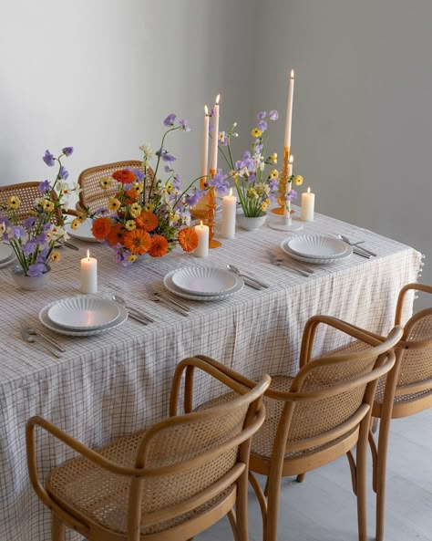 Unexpected color combos + pattern make our hearts sing 📸 Spring Table Scape, Senior Breakfast, Retro Table, Table Scape, Fall Dinner, Spring Table, Garden Party, Pattern Making, Tablescapes