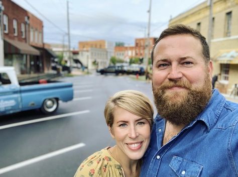 Erin and Ben Napier Love Their Dream Home! Tour the HGTV Couple's Cozy 1925 Craftsman Cottage Home Town Hgtv, Ben Napier, Kitchen Soffit, Florida Apartments, Rustic Mountain Homes, Laurel Mississippi, Erin Napier, Home Improvement Show, Hgtv Star