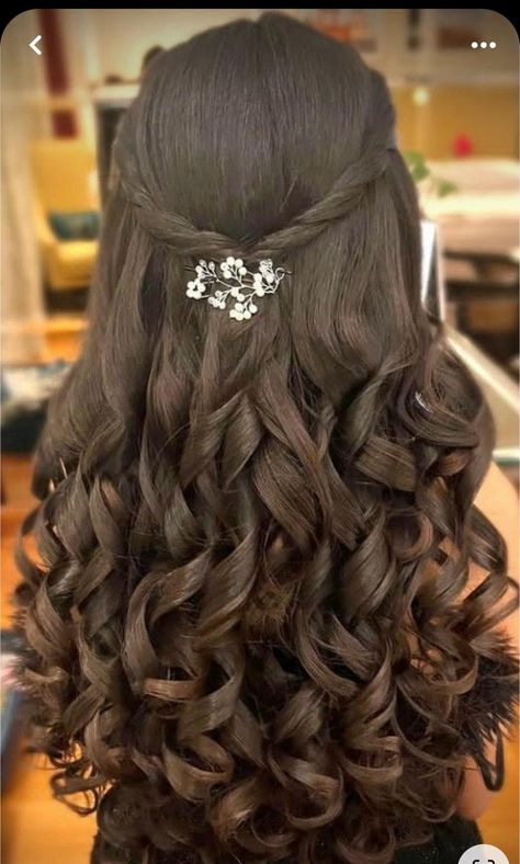 Dama Hairstyles, Curled Hairstyles For Medium Hair, Cute Prom Hairstyles, Quinceanera Hairstyles, Up Dos For Prom, Hoco Hairstyles, Quince Hairstyles, Hairstyles For Layered Hair, Kampot