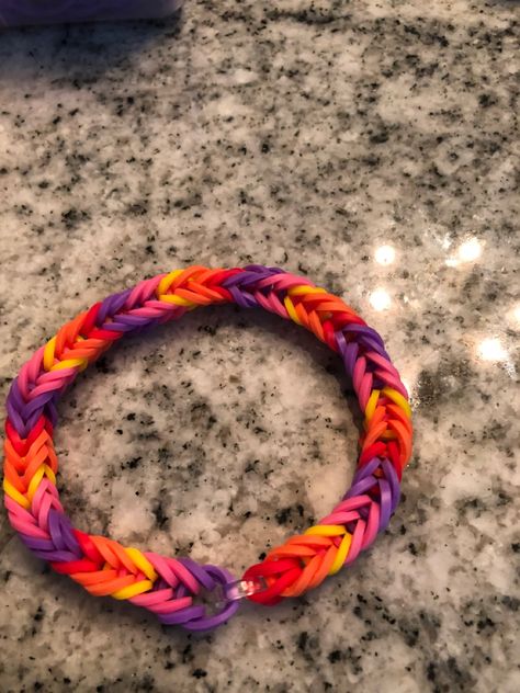 Rubber Band Bracelet Color Combos, Loom Bracelets Color Combos, Rainbow Loom Bracelets Color Ideas, Looming Bracelets, Diy Rubber Band Bracelet, Rainbow Loom Fishtail, Loom Bands Designs, Bracelets Colors, Loom Band Patterns