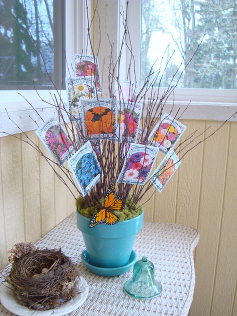 seed packet bouquet. very cute idea for a spring baby shower. Shower Prizes, Best Gift Baskets, Birthday Table Decorations, Baby Shower Prizes, Succulent Centerpieces, Door Prizes, Diy Gift Baskets, Spring Baby Shower, Birthday Table