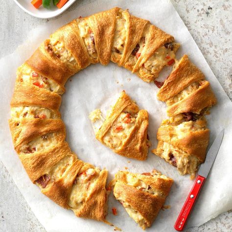 Bacon-Chicken Crescent Ring Party Food Dinner, Chicken Crescent Ring, Swiss Cheese Recipes, Crescent Ring Recipes, Chicken Crescent Rolls, Chicken Crescent, Lemon Chicken Pasta, Can Chicken Recipes, Bacon Chicken