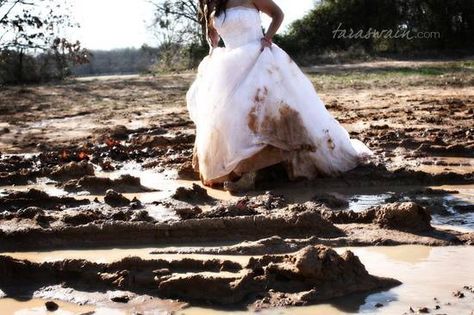 Wedding photo ideas Mud Wedding, Trash Dress, Dress Pics, Photography Examples, Country Things, Photography Day, Trash The Dress, Dress Photo, Western Wedding