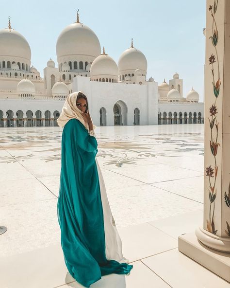 at Sheikh Zayed Mosque Dubai Outfits Ideas, Dubai Outfits, Dubai Vacation, Dubai Aesthetic, Stile Hijab, Dubai Style, Muslim Women Fashion, Islamic Girl, Dubai Travel