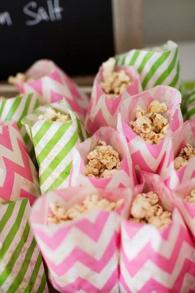 Sweet Little Bags full of popcorn Australian Outback Party, Corn Bar, Brunch Bridal Shower Ideas, Paper Bag Ideas, Baby Shower Boy Ideas, Green Popcorn, Indiana Photography, Moose Munch, Carnival Vintage