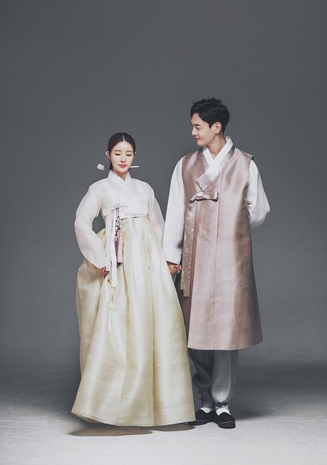 KOREAN WEDDING A-014 SOO-AVENUE STUDIO : korea wedding pledge Korean American Wedding, Korean Engagement Photos, Korean Wedding Traditions, Korean Prewedding Photography, Hanbok Wedding Dress, References Poses, Hanbok Wedding, Wedding Korean, Wedding Korea