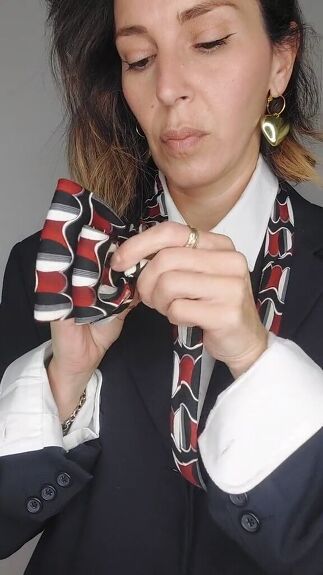 You have to learn this chic way to turn any men’s tie into an accessory for you. This hack transforms a men’s accessory into a fabulously feminine accessory for women. Unique Ways To Tie A Tie, How To Tie A Tie For Women, Different Ways To Tie A Tie, Mens Ties Repurposed, Mens Ties Crafts, Tie Outfit, Tie Ideas, Women Necktie, Tie Crafts