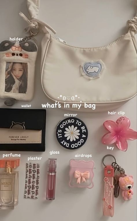 #whatsinmybag #bag #purse #aesthetic #pink #makeup Aesthetic Pink Makeup, Mochila Kpop, Purse Aesthetic, Everyday Bag Essentials, In My Purse, What's In My Bag, School Bag Essentials, Backpack Essentials, Travel Bag Essentials