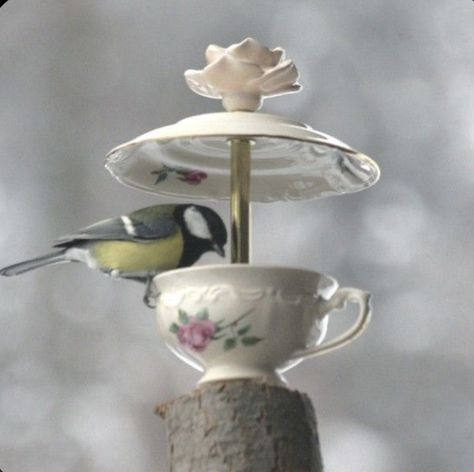 Diy Winter Bird Feeder, Teacup Bird Feeder Diy, Tea Cups Diy, Cup And Saucer Crafts, Glassware Garden Art, Dish Art, Teacup Crafts, China Crafts, Bird Houses Ideas Diy