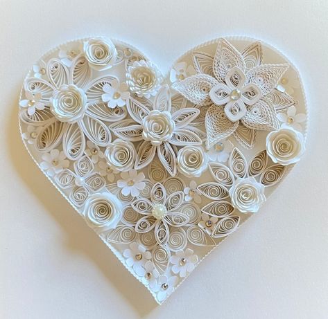 Couple Quilling Art, Valentine Quilling Ideas, Wedding Quilling, White Quilling, Quilling Hearts, Quilled Hearts, Quilling Wedding, Quilled Heart, Paper Filigree