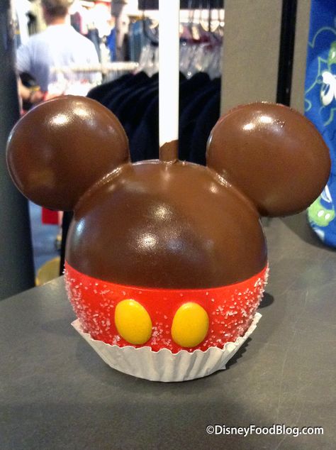 Mickey Mouse Apples, Disney Apples, Colored Popcorn Recipe, Mickey Mouse Caramel Apples, Disney Carmel Apple, Disney Candy Apples, Mickey Food, Parking Entrance, Candy Apple Bars